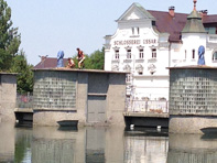 Wächter vor der Ussar Villa Landshut