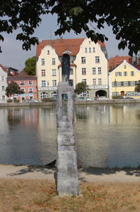 Stele beim Cafe International